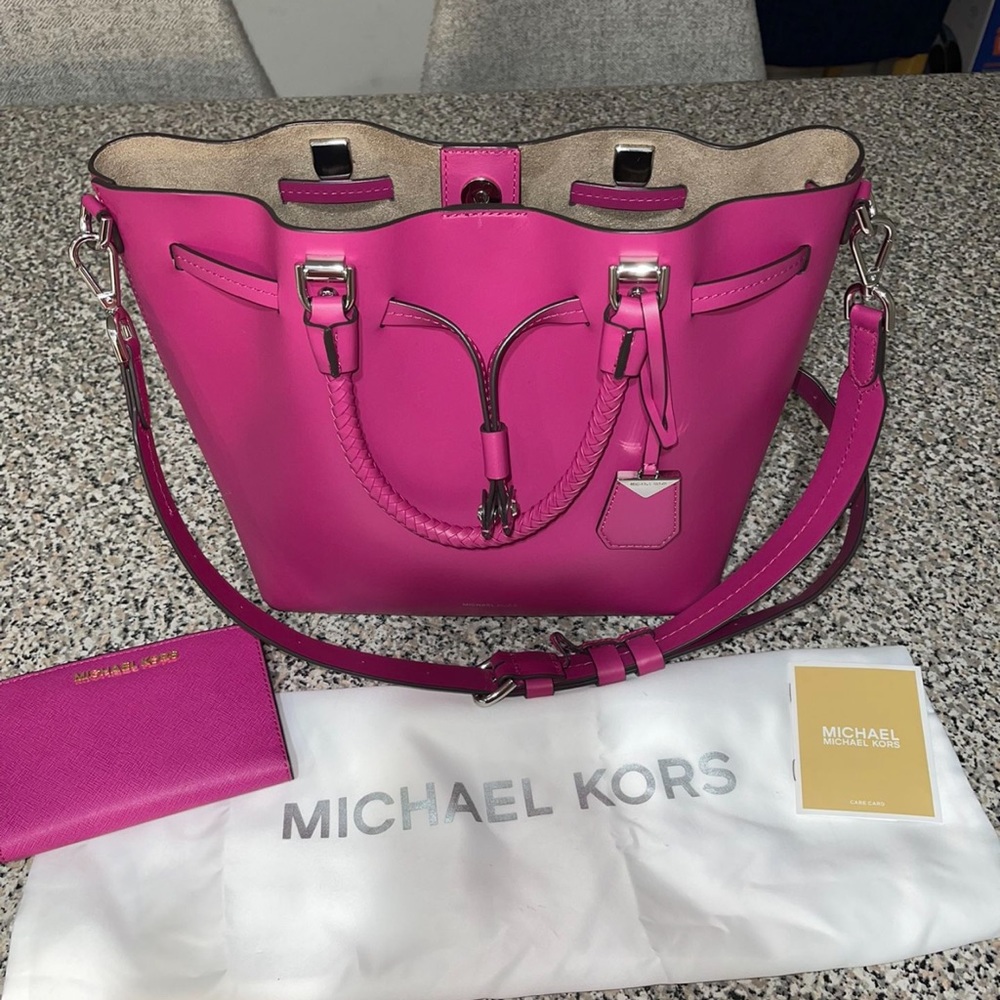 Micheal Kors Fuchsia Leather Bucket Bag with wallet